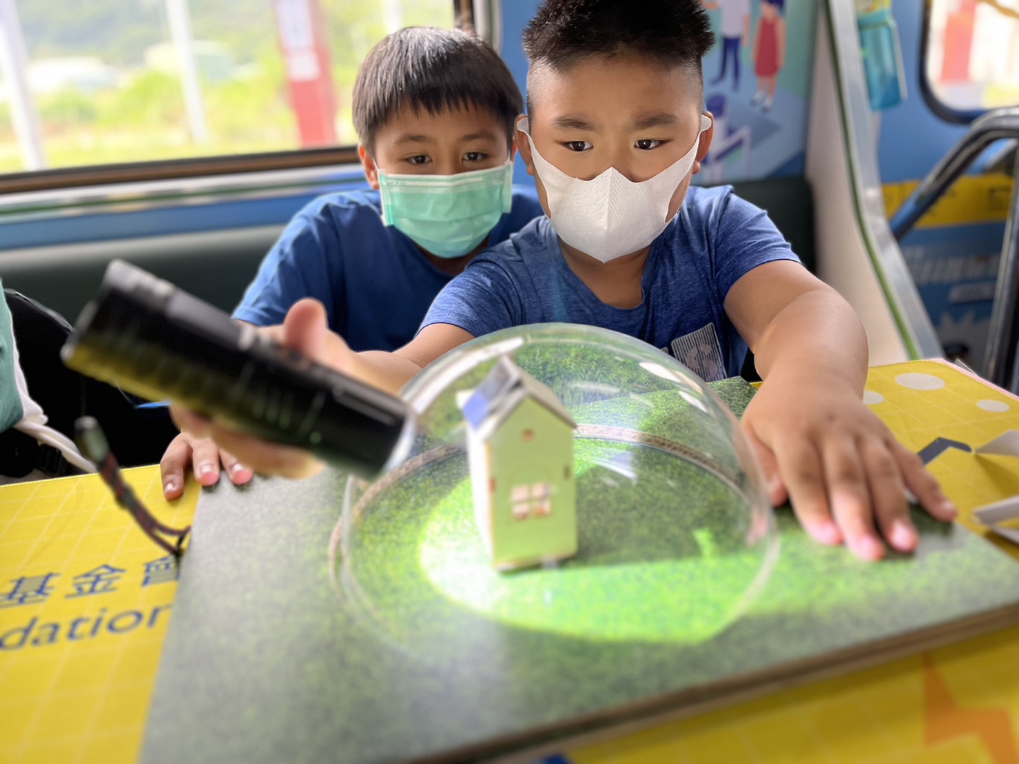 5001拉斯维加斯參與基礎科學主題車廂，以STEAM教學精神，設計「逐日科學家」、「太陽能工程師」以及「淨零建築師」三大能源科普課程和實驗